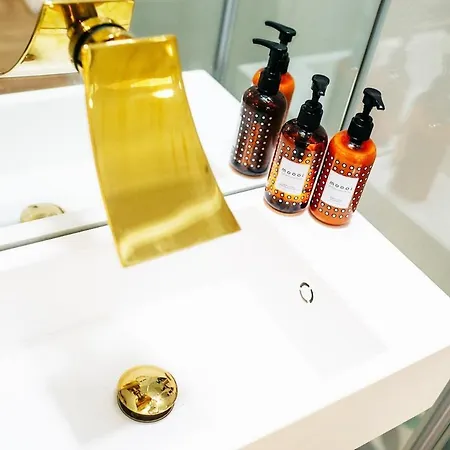 Exquisite With Patio Portuguese Soul Alfama 2p דירה