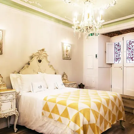 Exquisite With Patio Portuguese Soul Alfama 2p דירה *