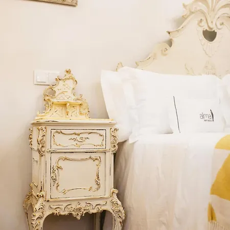 Exquisite With Patio Portuguese Soul Alfama 2p דירה *