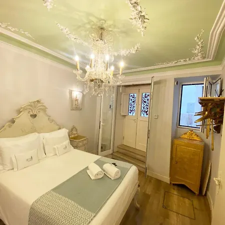 Exquisite With Patio Portuguese Soul Alfama 2p ליסבון